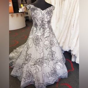 Brand new never worn plus size one of a kind wedding dress size 24w